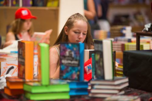Bei der Buch am Bach können die Lesebegeisterten in neuerschienenen Büchern sowie in Kinder- und Jugendbuchklassikern blättern.  VN/STEURER