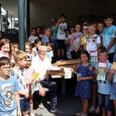 Zu Fuß zur Schule unterwegs