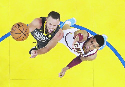 Clevelands Jordan Clarkson hat Warriors-Star Stephen Curry nicht im Griff.  ap