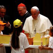 Kinder aus Problemvierteln Mailands zu Gast beim Papst