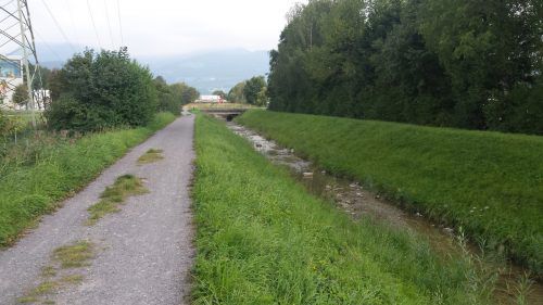 Der Ratzbach wird ab Oktober auf einer Länge von rund 400 Metern aus Hochwasserschutzgründen kräftig erweitert.  Gemeinde