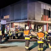 Brennendes Gebäude evakuiert
