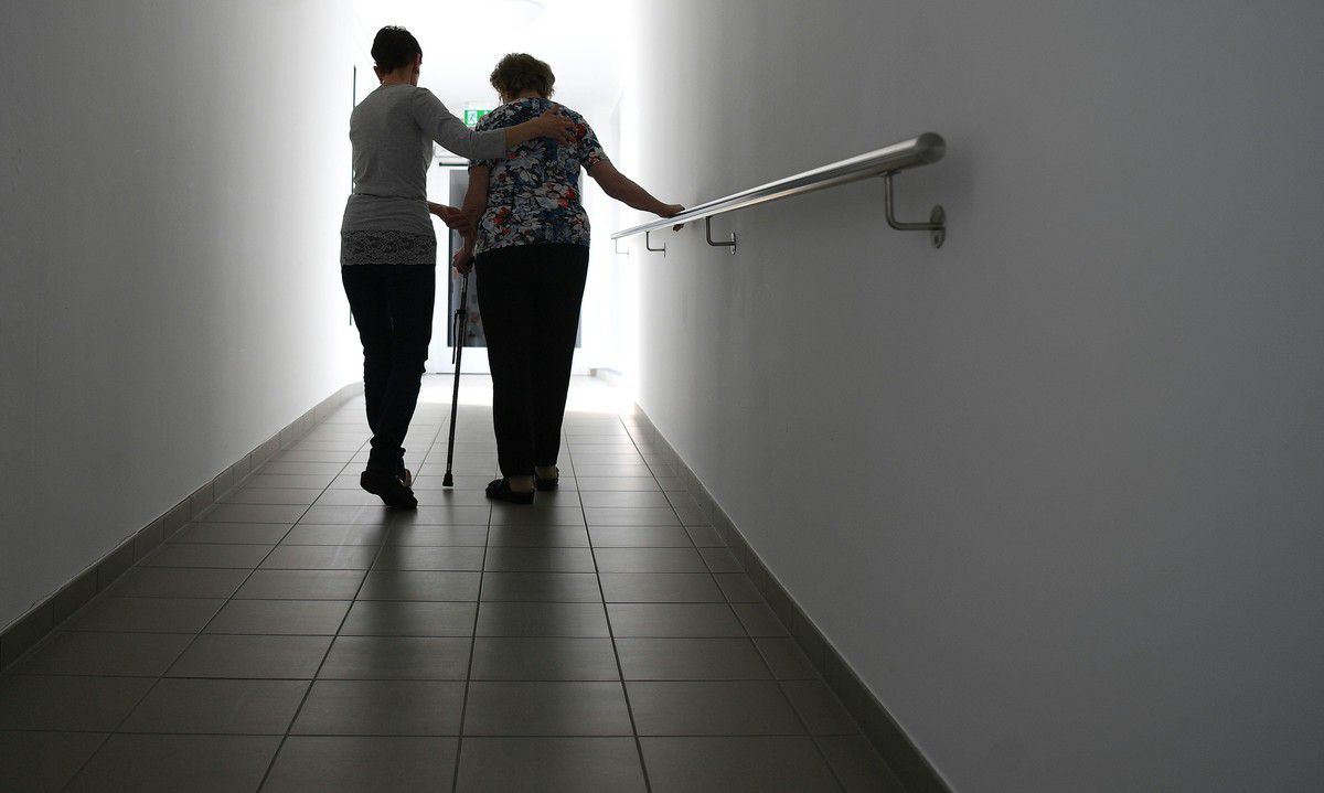 Pflege gewinnt in unserer alternden Gesellschaft zusehends an Bedeutung. Die Gewerkschafter schlagen Alarm.⇒APA/Symbol