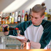 Experimentierende Berufsschüler machen aus einer Bar ein Versuchslabor. »A8