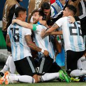 Argentinien rettet sich mit einem 2:1-Sieg über Nigeria ins Achtelfinale. »C1