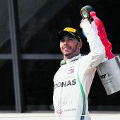 Hamilton schlägt zurück
