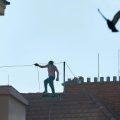 Straftäter flüchtet auf Dach und bewirft Polizisten mit Ziegeln
