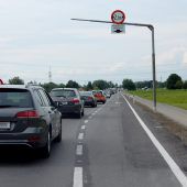 Eine lange Abbiegespur gegen den Stau