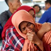 Mehr als 100 Vermisste nach Fährunglück in Indonesien