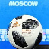 Der Telstar 18, ein WM-Ballmit süßer Hülle