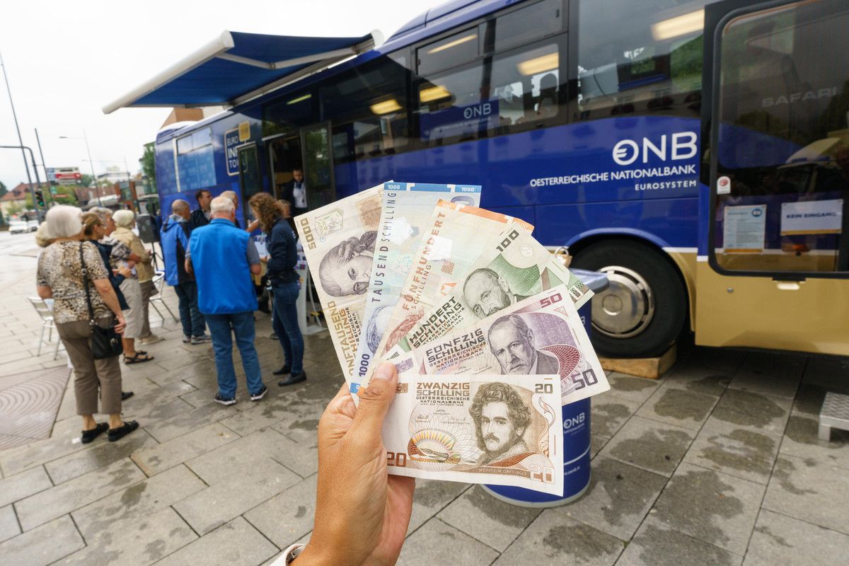 Bis 2018 konnten Schilling-Besitzer ihre Bestände im Euro-Bus der Oesterreichischen Nationalbank, der durch alle Bundesländer fuhr, tauschen.⇒vn