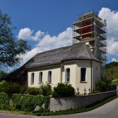 Kirchturm eingekleidet