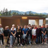HTL-Schüler bauen Bushaltestelle für Lebenshilfe