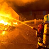 Lager voller Müll in Flammen