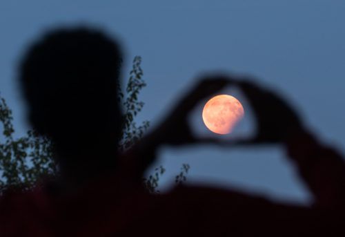 Bei der partiellen Mondfinsternis am 28. Oktober werden knapp 13 Prozent der Mondscheibe verfinstert.  DPA
