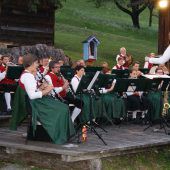 Musik spielt im Garten