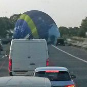 Heißluftballon landet auf Autobahn