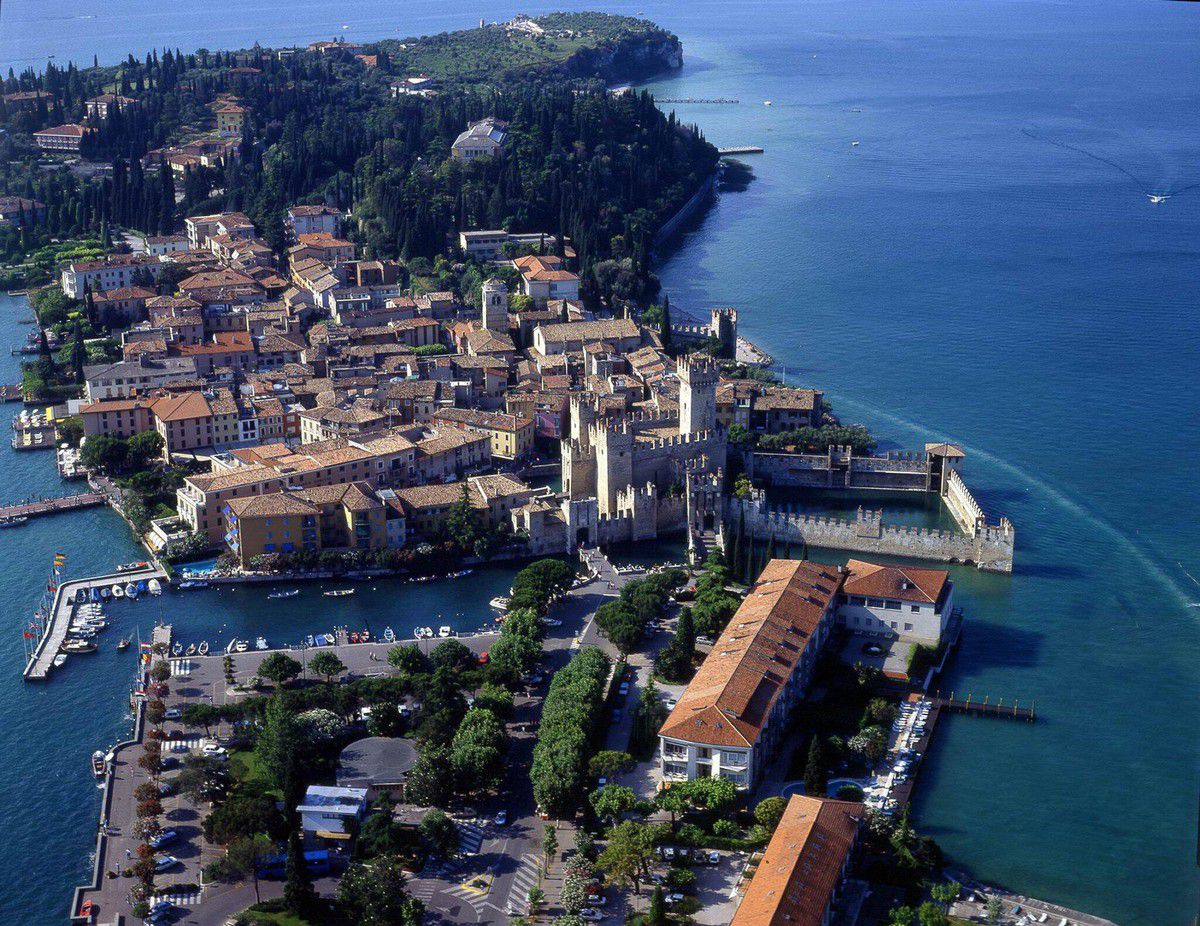 Sirmione ist so etwas wie der Brennpunkt des Tourismusbooms am Gardasee. ⇒APA
