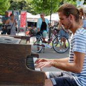 Jeder durfte am Piano spielen