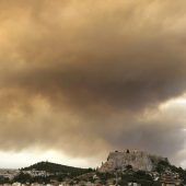 Griechen fliehen vor Waldbrand
