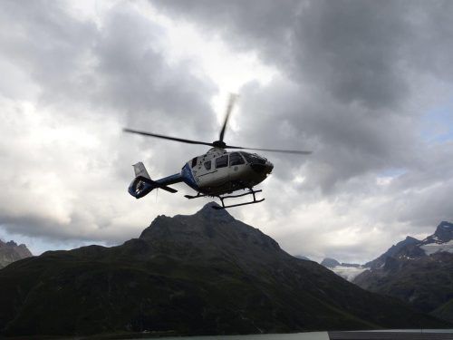 Am Freitag kreiste der Hubschrauber Edelweiß 4 aus Bayern mit einem speziellen Handy­ortungsgerät über dem Silvretta-Gebiet.  ÖBRD Gaschurn