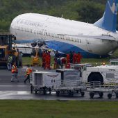 Flugzeug rutscht über Landebahn hinaus