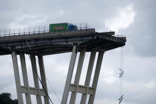 Auf der Ponte Morandi klaffte plötzlich ein riesiges Loch in der Autobahn. Etwa 20 Fahrzeuge stürzten fast 40 Meter in die Tiefe. AFP