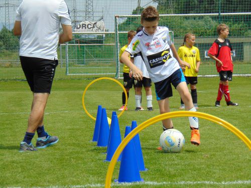 Auf die Kinder wartet ein Training mit den Altacher Profis. Mäser