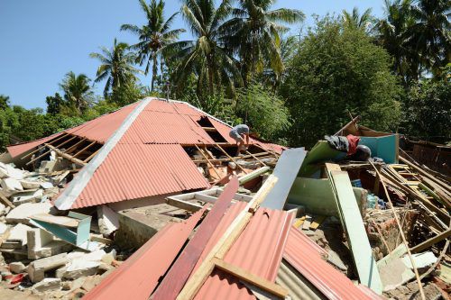 Auf Lombok sind durch die Erdbeben Tausende Häuser eingestürzt.  afp
