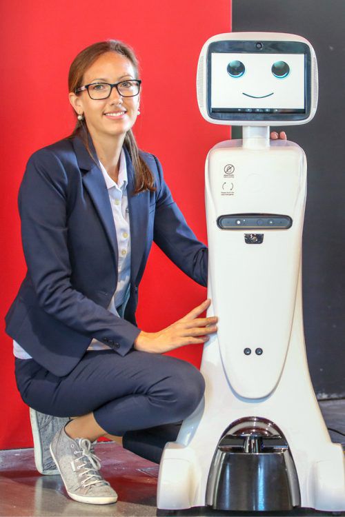 Daniela Müller hat die Schau organisiert, Roboter Amy freut sich auf Besucher.  MD
