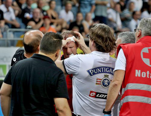 Das Ärzteteam des SK Sturm sowie Erste-Hilfe-Leute kümmerten sich um Schiedsrichter-Assistent Fredrik Klyver, der von einem Bierbecher getroffen wurde. gepa