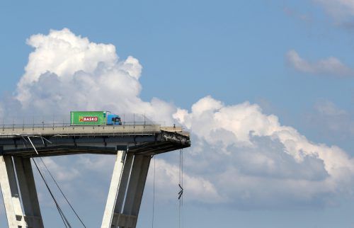 Das Bild des grünen Lkw ging um die Welt: Der 37-jährige Lenker hatte Glück. Rts