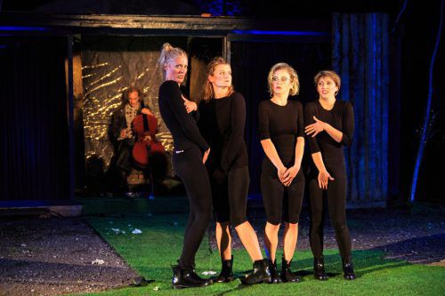 Das Ensemble von „Shakespeare am Berg“ stellte bei der diesjährigen Aufführung von „Ein Sommernachtstraum“ seine Wandlungsfähigkeit unter Beweis. BI
