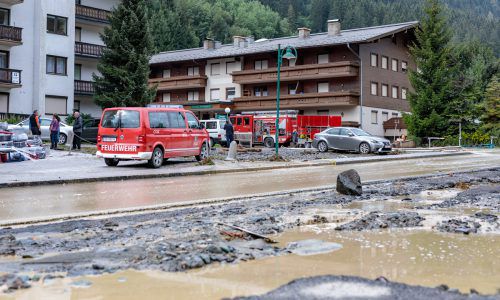 Das schwere Unwetter hat Überschwemmungen und Schlammlawinen verursacht.