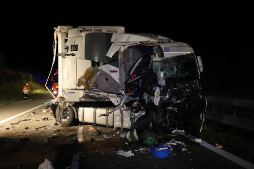 Das total zerstörte Führerhaus des mit Melonen beladenen Kühltransporters aus Spanien. Der Fahrer blieb wie durch ein Wunder unverletzt. Pöppel