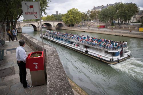 Das „Uritrottoir" am Ufer der Saint-Louis-Insel sorgt für Kritik und Spott.  AFP