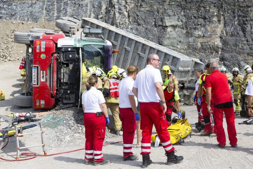 Der eingeklemmte Fahrer musste  von der Feuerwehr geborgen werden. D. MATHIS