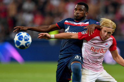 Der Matchwinner von Roter Stern, El Faradou Ben Nabouhane im Duell mit dem Salzburger Xaver Schlager (rechts). gepa