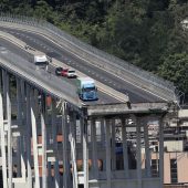 Reste der Autobahnbrücke und mehrere Gebäude vor Abriss