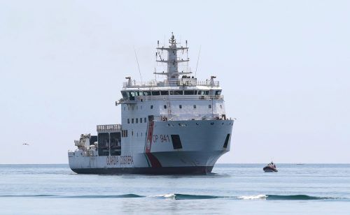 Die „Diciotti“, ein Schiff der italienischen Küstenwache, sollte die Migranten eigentlich nach Malta bringen.  AP