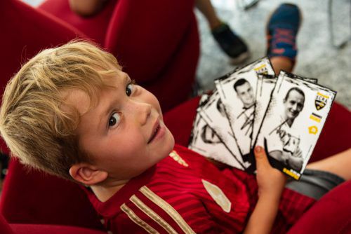 Die jungen Fans sammelten fleißig Autogrammkarten. VN-Stiplovsek