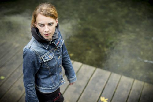 Die Liedermacherin Uta Köbernick hofft, dass ihre Lieder und Texte leicht daherkommen, weil sie viel Arbeit waren.   Mirco Rederlechner