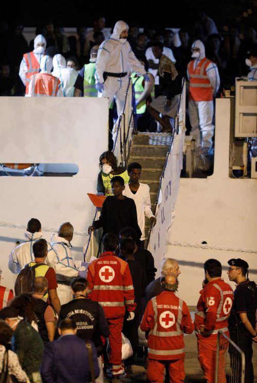 Die Minderjährigen durften das Schiff bereits verlassen, etwa 150 Menschen harren weiter an Bord aus. reuters