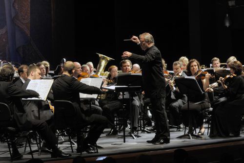 Die Open-Air-Arena im Zentrum von Vaduz wird für drei Konzerte von „Vaduz Classic“ genutzt, auch für das heutige Eröffnungskonzert mit dem Mariinsky Orchestra unter der Leitung von Valery Gergiev. 
               
              valentin baranovsky/state academic Mariinsky Theatre