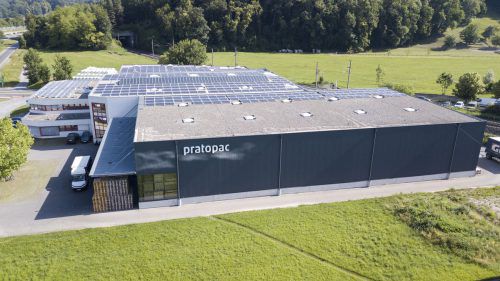 Die Photovoltaikanlage in Zahlen: 740 Paneele, 1305 Quadratmeter und eine tägliche Leistung von 500 Kilowattstunden.