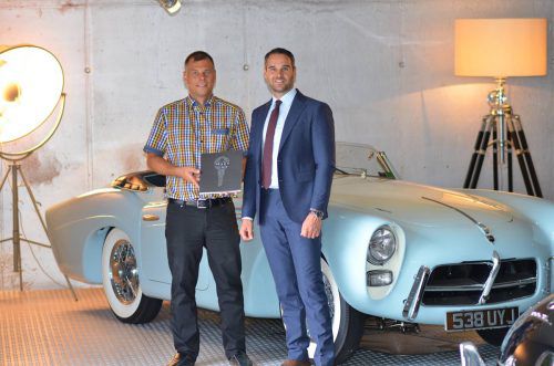 Drucker Johannes Thurnher (l.) und Pascal König (r., Head of Design) präsentieren das exklusive Oldtimer-Magazin. Firma