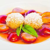 Topfenknödel mit Zimtbrösel