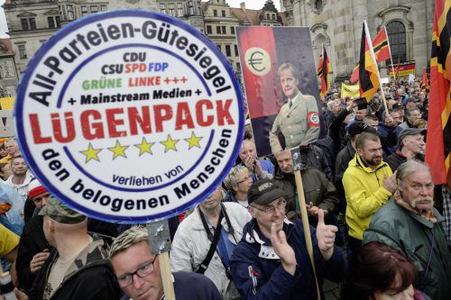 Ein Pegida-Demonstrant hat sich lautstark gegen ZDF-Filmaufnahmen gewehrt. AFP