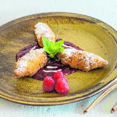Apfelnockerl mit Himbeersauce