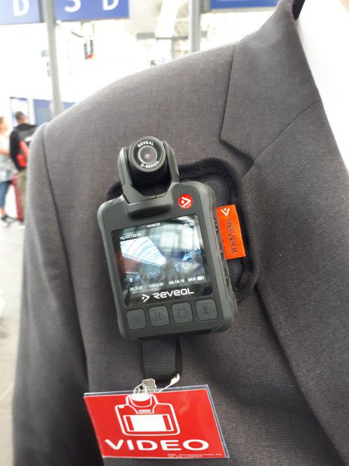 Die Bodycams werden an der Uniformjacke befestigt. Ihr Einsatz sorgt in Vorarlberg und Tirol noch für Diskussionen. ÖBB